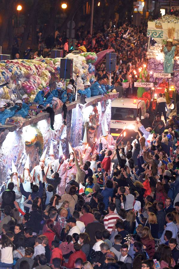 Más de 4.000 personas desfilaron en un cortejo mágico con el reparto de dos millones de juguetes