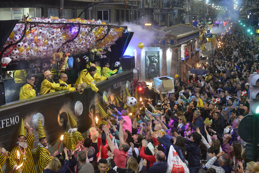 Más de 4.000 personas desfilaron en un cortejo mágico con el reparto de dos millones de juguetes