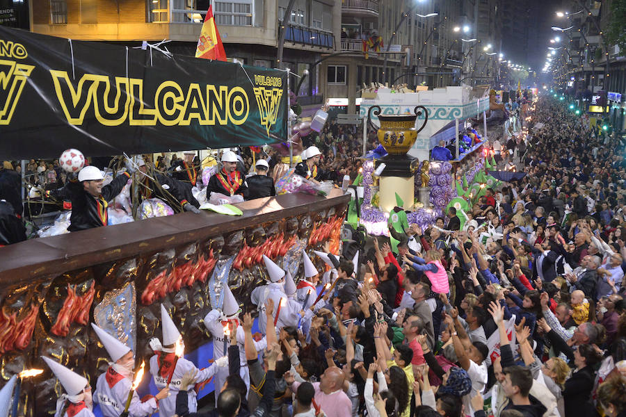 Más de 4.000 personas desfilaron en un cortejo mágico con el reparto de dos millones de juguetes