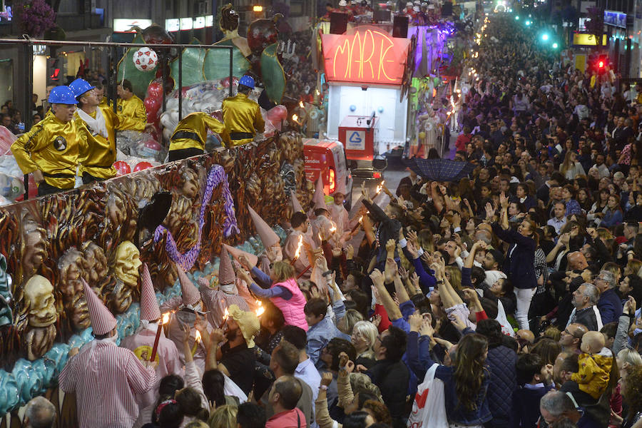 Más de 4.000 personas desfilaron en un cortejo mágico con el reparto de dos millones de juguetes