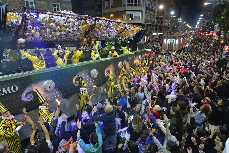 Más de 4.000 personas desfilaron en un cortejo mágico con el reparto de dos millones de juguetes