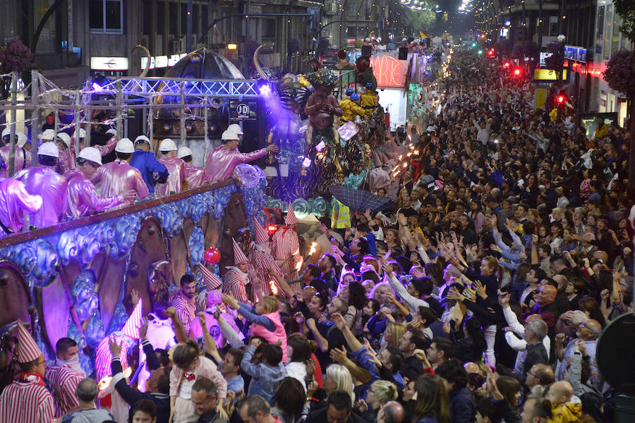 Más de 4.000 personas desfilaron en un cortejo mágico con el reparto de dos millones de juguetes