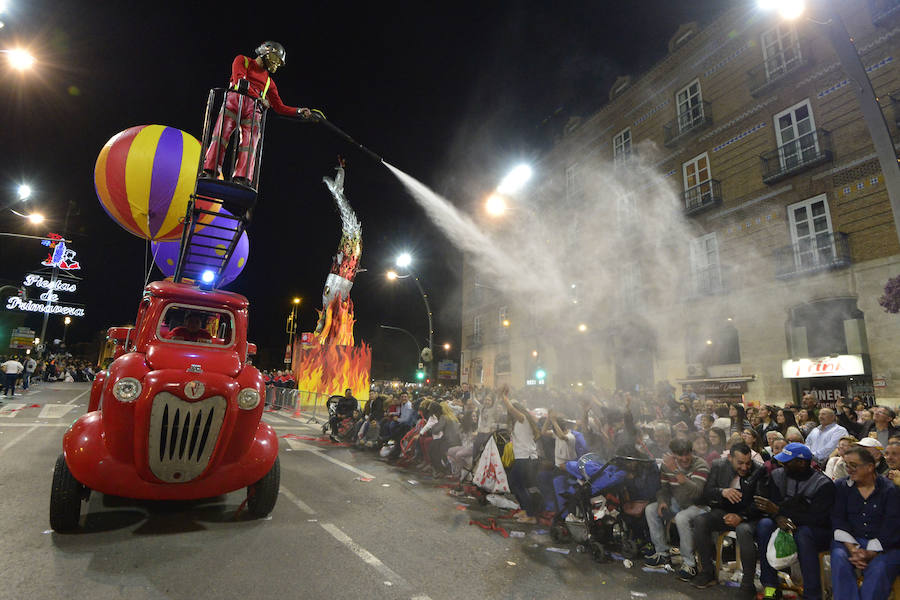 Más de 4.000 personas desfilaron en un cortejo mágico con el reparto de dos millones de juguetes