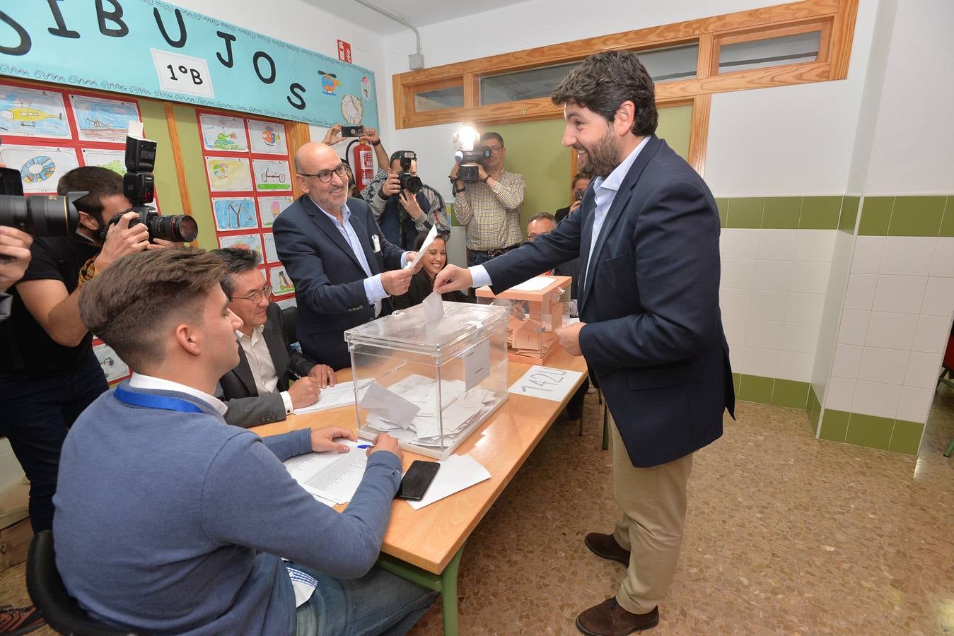 El presidente de la Región de Murcia, Fernando López Miras, ejerce su derecho a voto en Lorca junto al resto de vecinos.