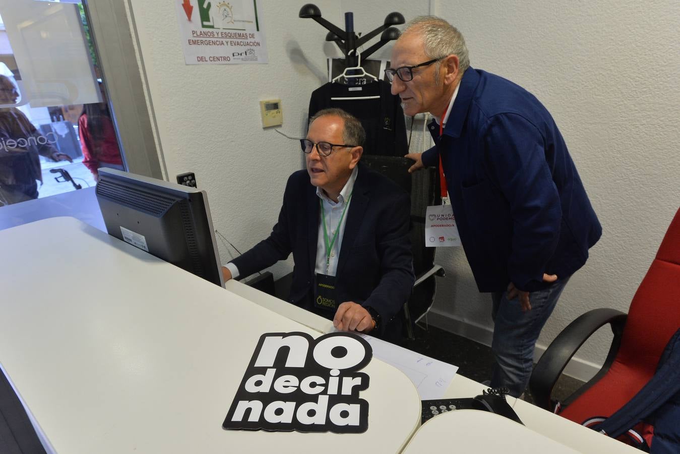 El presidente de la Región de Murcia, Fernando López Miras, ejerce su derecho a voto en Lorca junto al resto de vecinos.