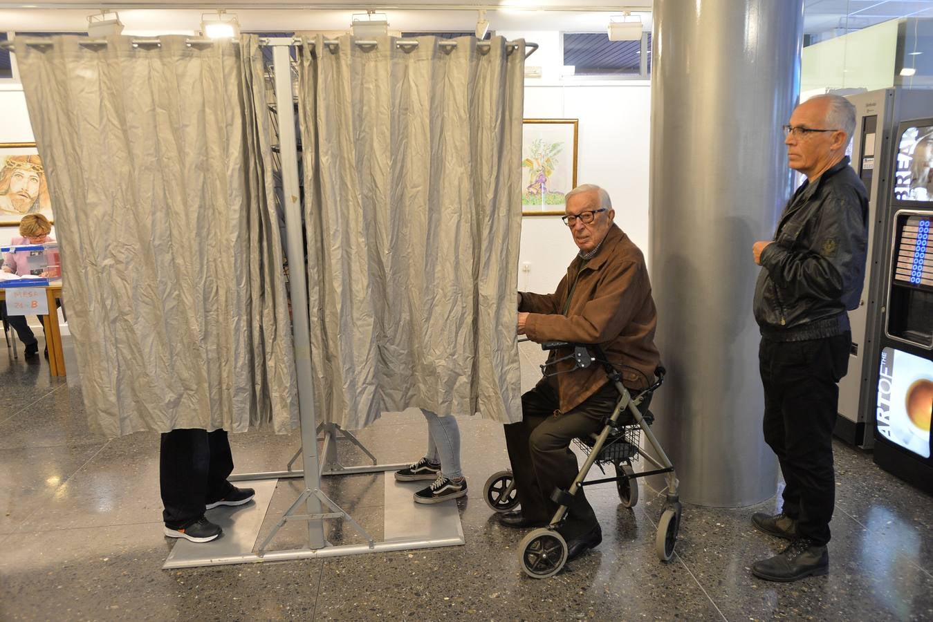 El presidente de la Región de Murcia, Fernando López Miras, ejerce su derecho a voto en Lorca junto al resto de vecinos.