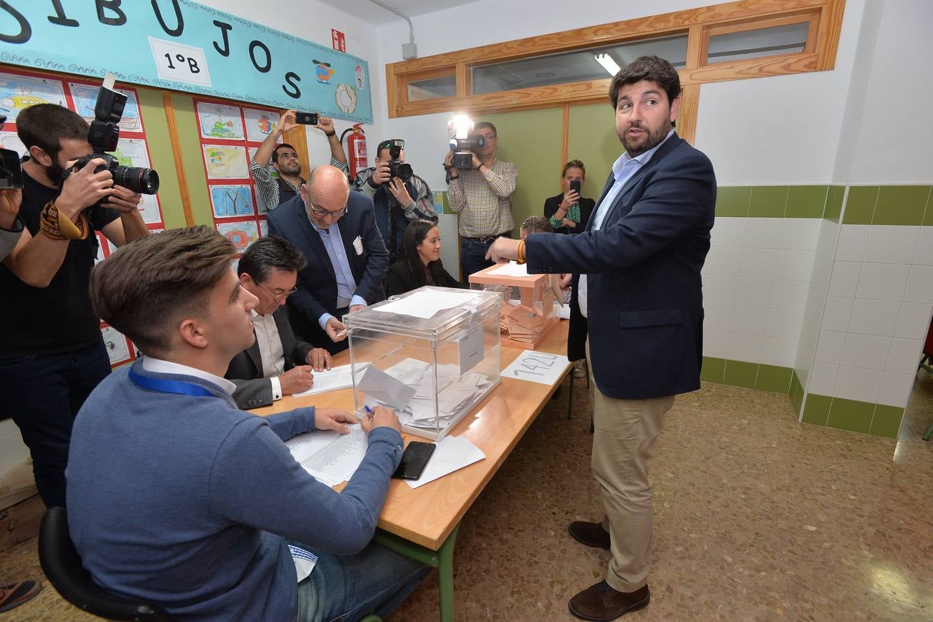 El presidente de la Región de Murcia, Fernando López Miras, ejerce su derecho a voto en Lorca junto al resto de vecinos.