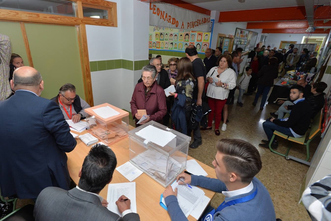 El presidente de la Región de Murcia, Fernando López Miras, ejerce su derecho a voto en Lorca junto al resto de vecinos.