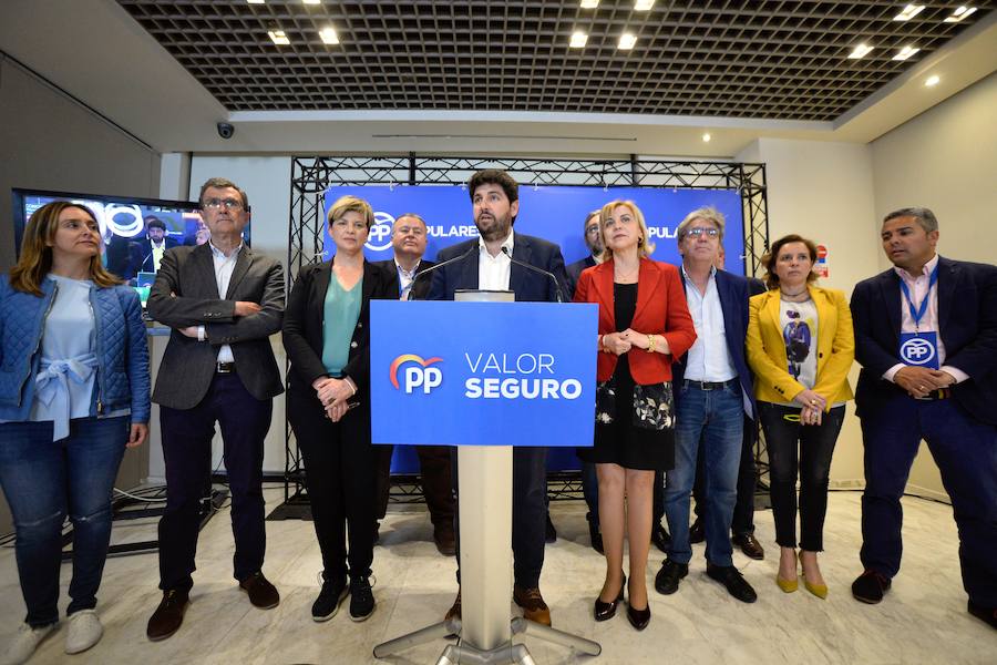 Caras serias en la sede del Partido Popular en la Región tras conocer los resultados electorales en el hotel Siete Coronas