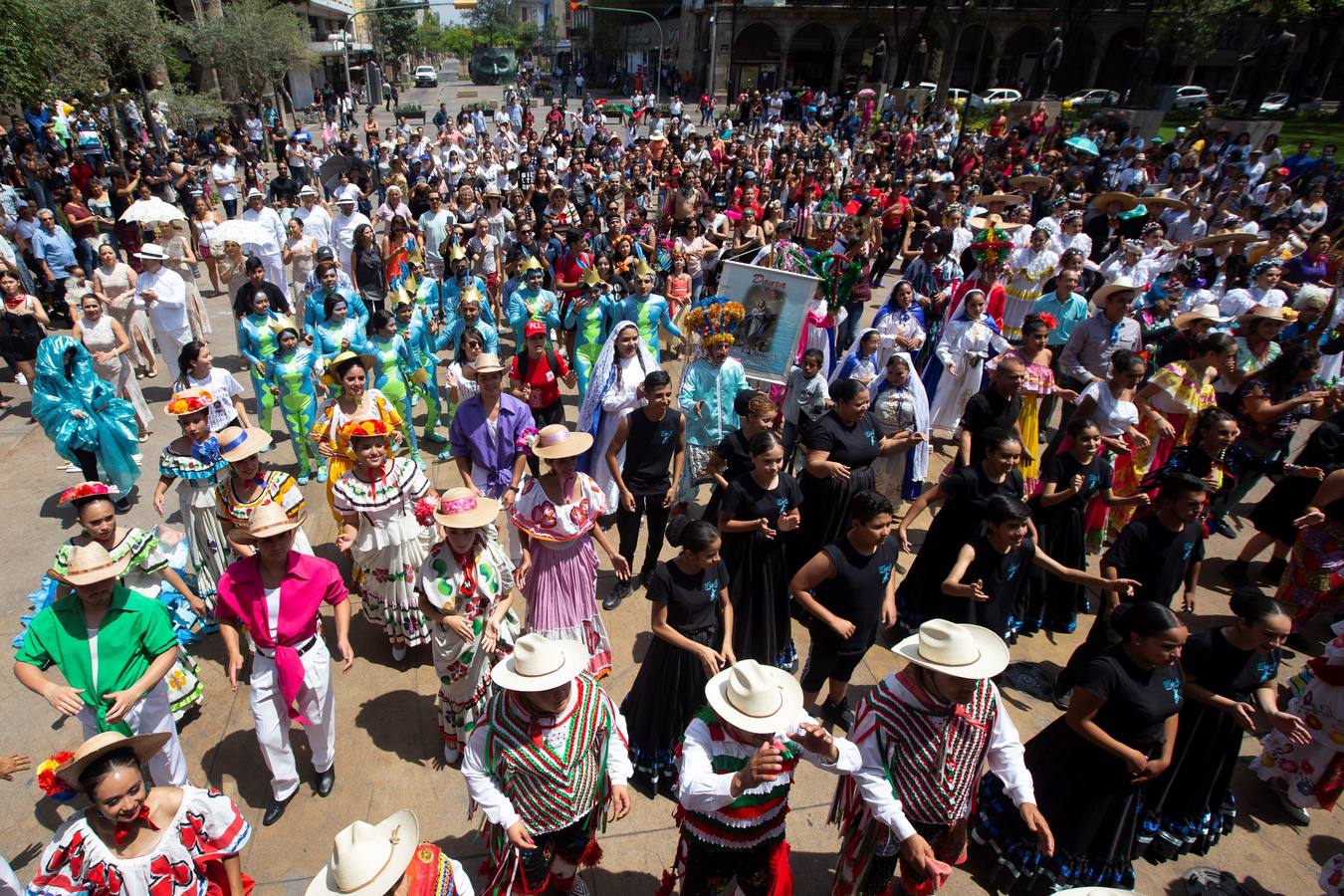 Cientos de personas participan en el desfile masivo 'Baile Usted', para conmemorar el Día Internacional de la Danza, en Guadalajara (México).