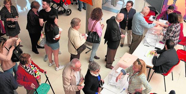 Cartageneros votan en el centro cultural Ramón Alonso Luzzy, ayer. 