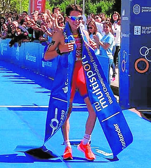 Sergio Baxter celebra su triunfo de ayer en el Mundial de Pontevedra. 