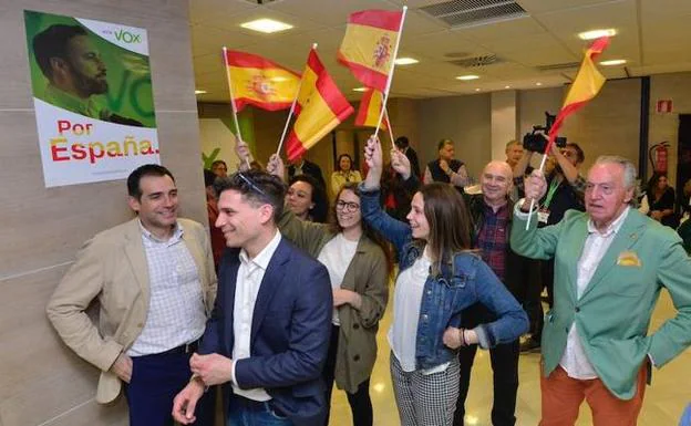 Simpatizantes de Vox celebran el resultado en la Región. 