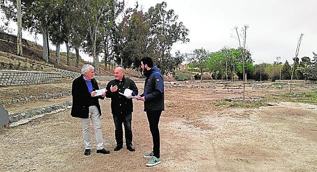 Visita del equipo socialista de Alcantarilla -Francisco Saavedra, Miguel Ángel Sánchez y Sergio Pérez- al paraje del Agua Salá para la redacción del proyecto. 