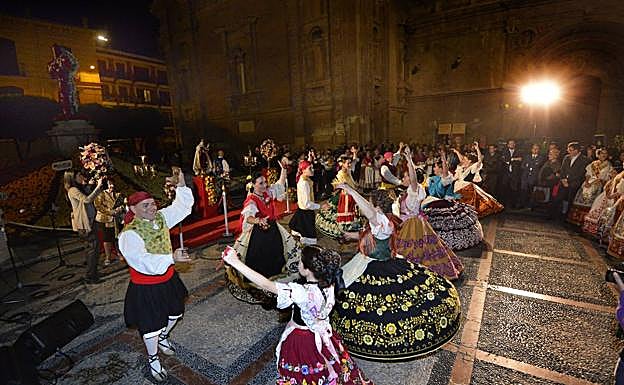 La peña La Parranda y los auroros de Rincón de Seca cumplieron con la tradición en la plaza de la Cruz, delante de la Catedral