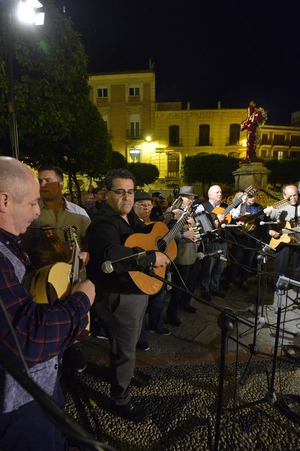 Una veintena de grupos de coros y danzas de las peñas huertanas y campanas de auroros participaron en el canto de los mayos en plazas e iglesias de la ciudad y pedanías. 