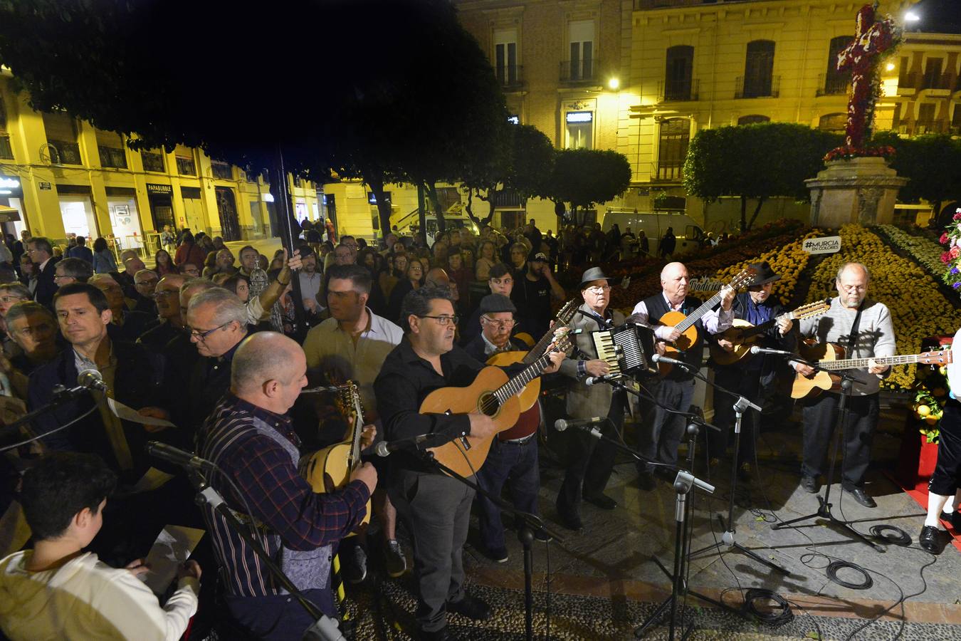 Una veintena de grupos de coros y danzas de las peñas huertanas y campanas de auroros participaron en el canto de los mayos en plazas e iglesias de la ciudad y pedanías. 