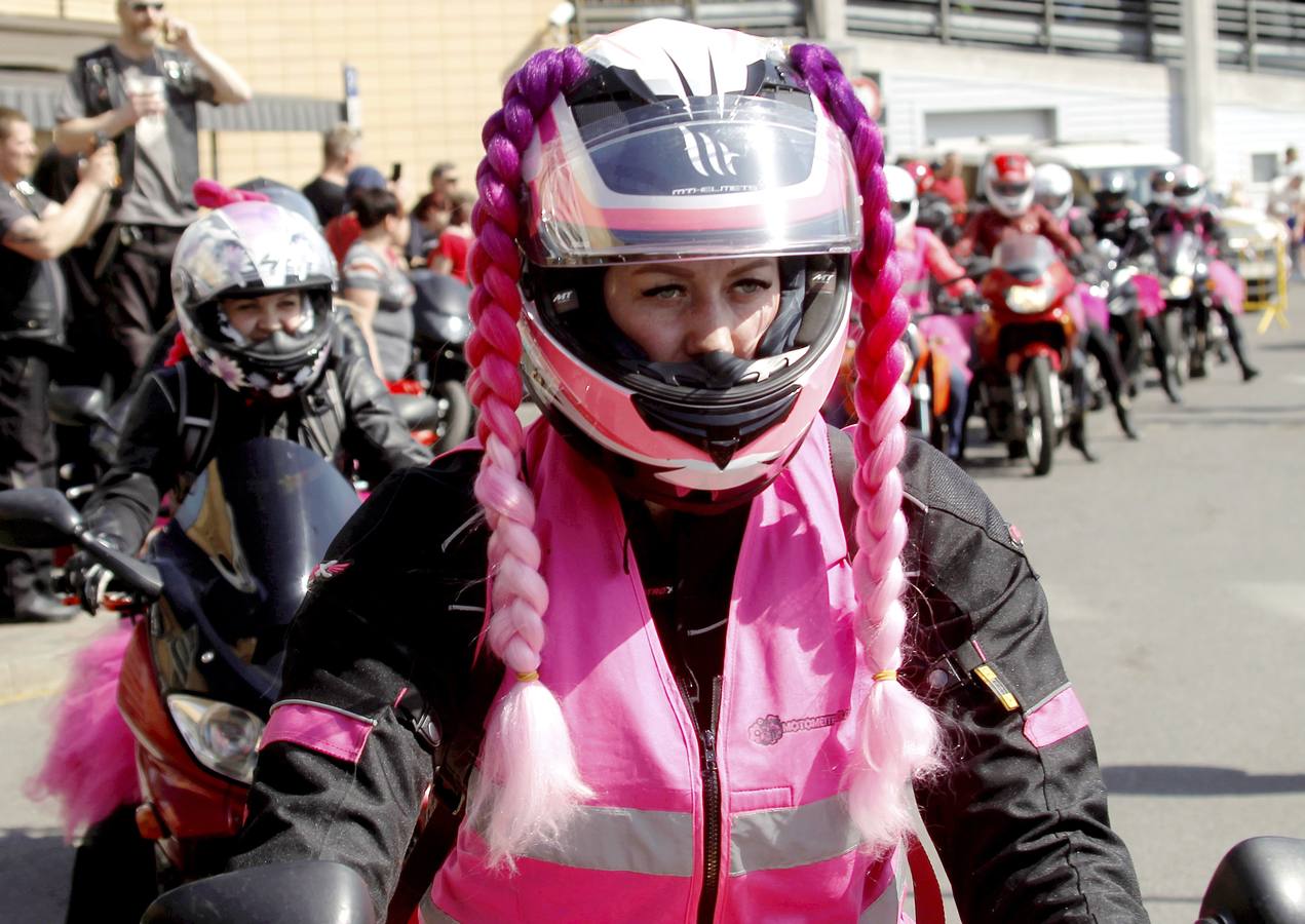 Más de 4.000 moteros participan en un desfile celebrado en Riga, Letonia, con motivo de la apertura de la temporada de motociclismo.