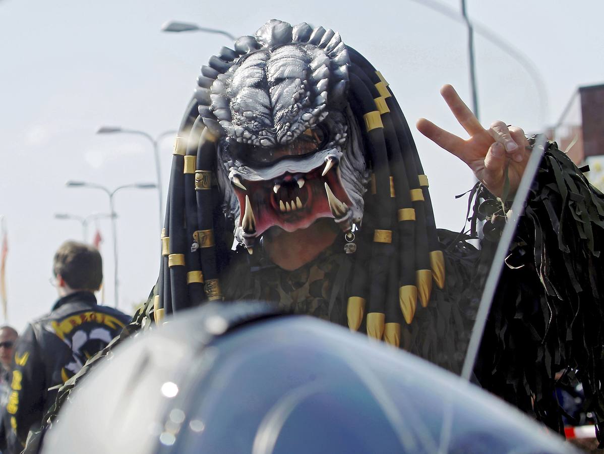 Más de 4.000 moteros participan en un desfile celebrado en Riga, Letonia, con motivo de la apertura de la temporada de motociclismo.