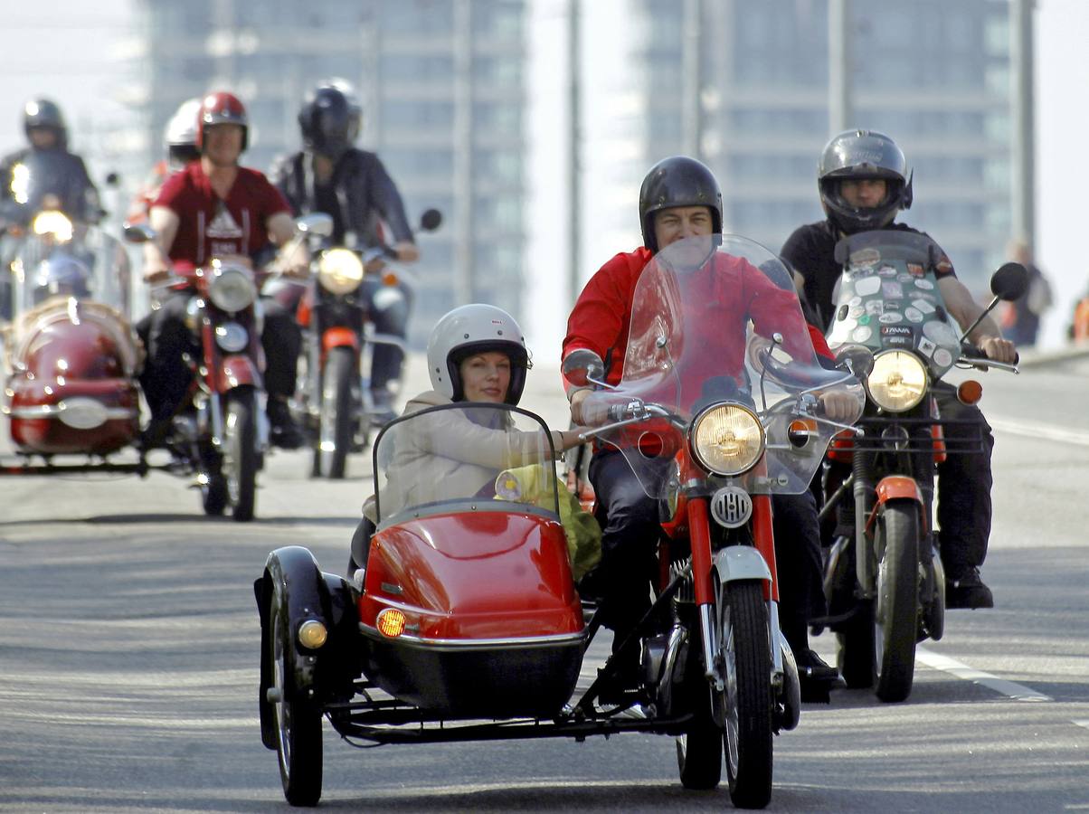Más de 4.000 moteros participan en un desfile celebrado en Riga, Letonia, con motivo de la apertura de la temporada de motociclismo.