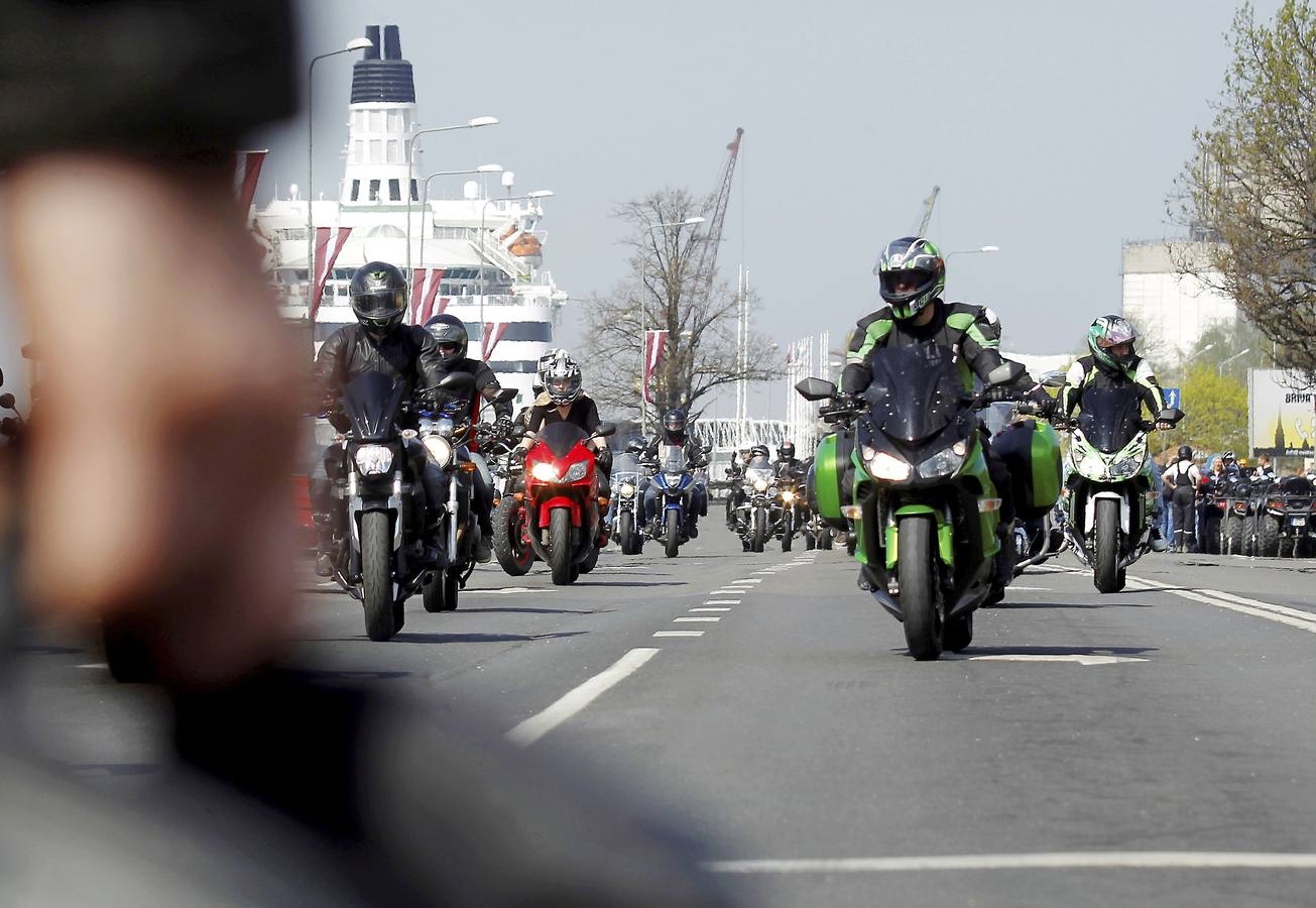 Más de 4.000 moteros participan en un desfile celebrado en Riga, Letonia, con motivo de la apertura de la temporada de motociclismo.