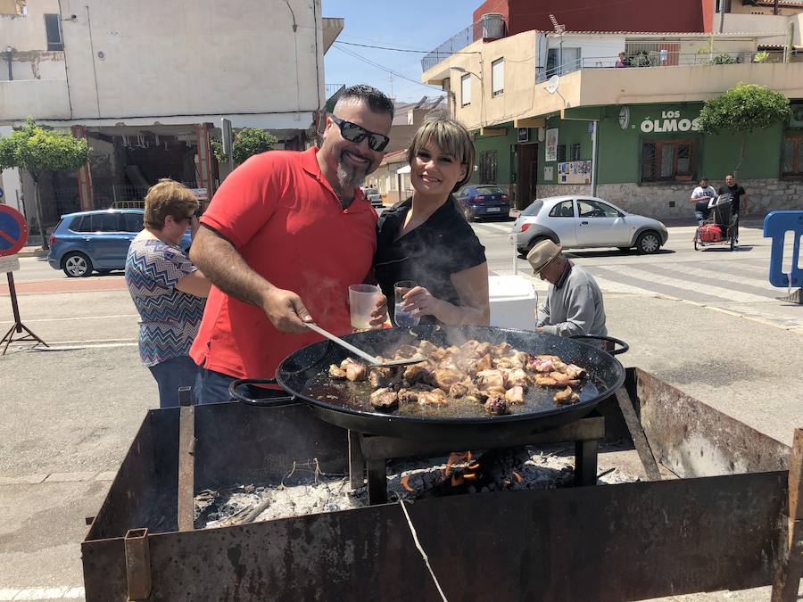 El jurado premia en primer lugar el arroz cocinado por Victoria Andreo, seguido por el de Los Matachines y Ramón Gambín