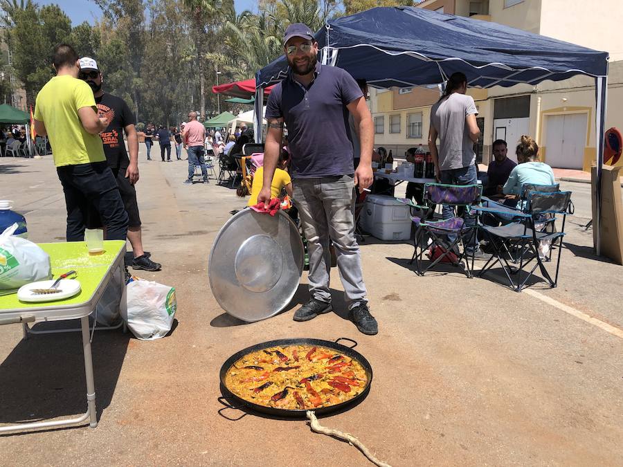 El jurado premia en primer lugar el arroz cocinado por Victoria Andreo, seguido por el de Los Matachines y Ramón Gambín