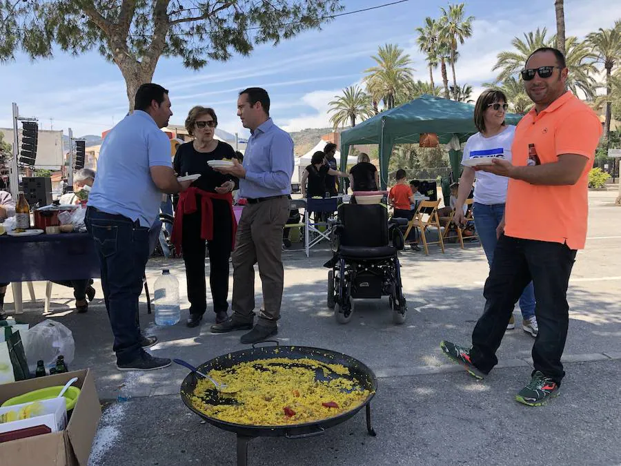 El jurado premia en primer lugar el arroz cocinado por Victoria Andreo, seguido por el de Los Matachines y Ramón Gambín