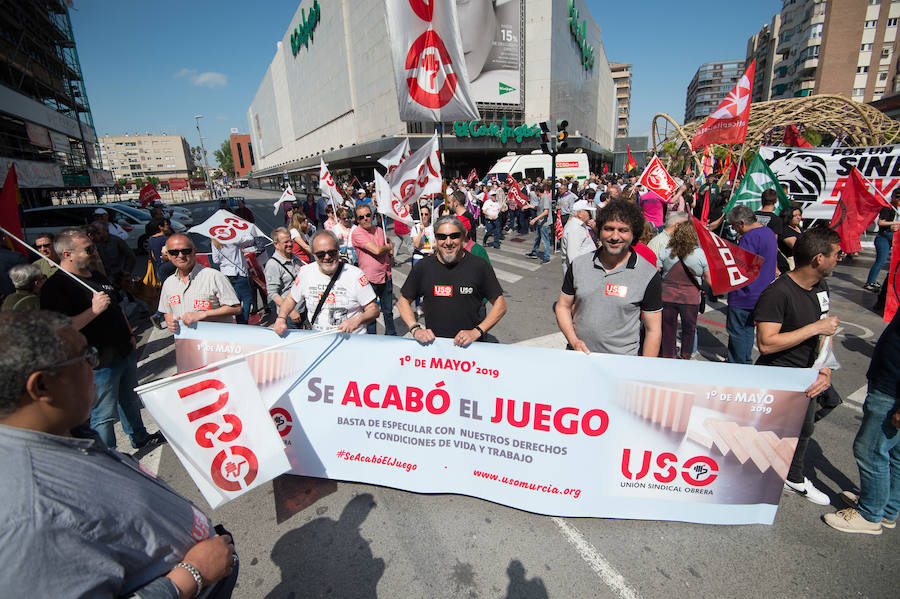 Las marchas del Primero de Mayo en Murcia y Cartagena piden al nuevo Gobierno que piense «primero en las personas» a la hora de elaborar sus políticas, al tiempo que exigen una aplicación efectiva del salario mínimo interprofesional