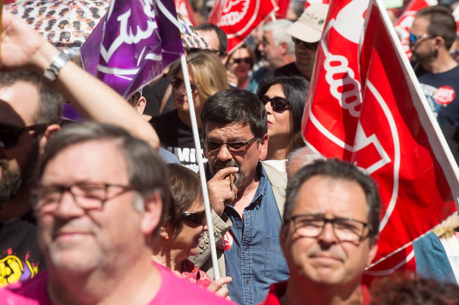 Las marchas del Primero de Mayo en Murcia y Cartagena piden al nuevo Gobierno que piense «primero en las personas» a la hora de elaborar sus políticas, al tiempo que exigen una aplicación efectiva del salario mínimo interprofesional