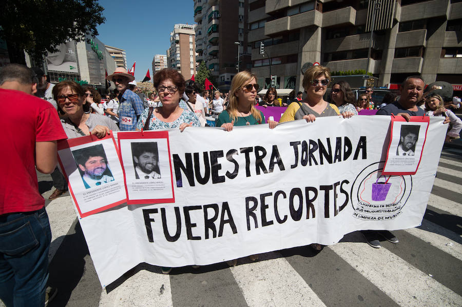 Las marchas del Primero de Mayo en Murcia y Cartagena piden al nuevo Gobierno que piense «primero en las personas» a la hora de elaborar sus políticas, al tiempo que exigen una aplicación efectiva del salario mínimo interprofesional