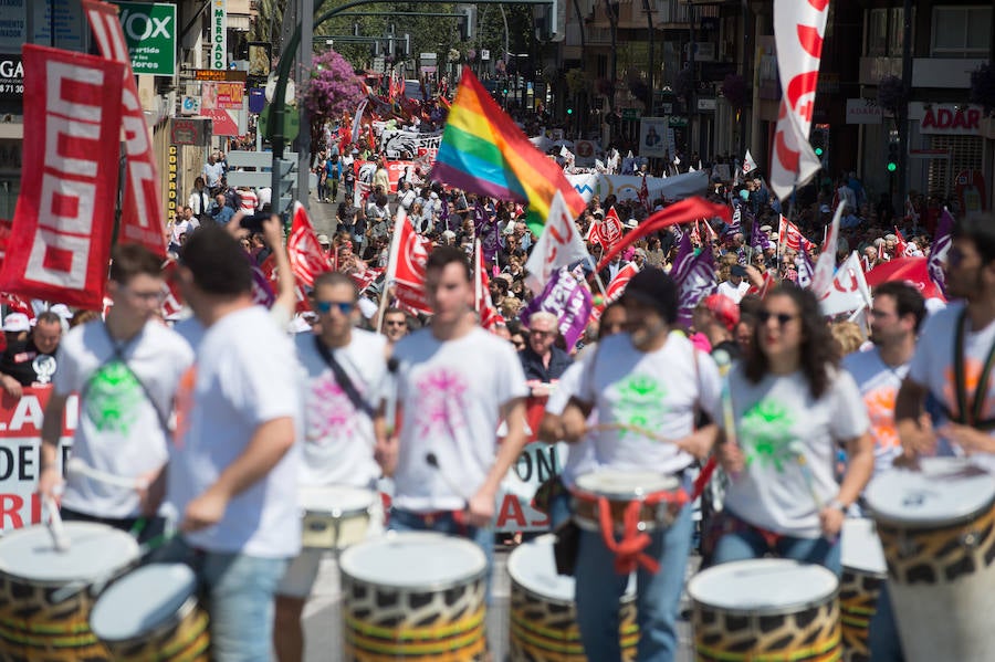 Las marchas del Primero de Mayo en Murcia y Cartagena piden al nuevo Gobierno que piense «primero en las personas» a la hora de elaborar sus políticas, al tiempo que exigen una aplicación efectiva del salario mínimo interprofesional