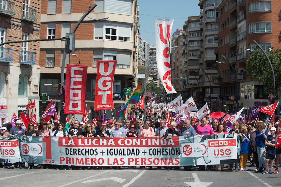 Las marchas del Primero de Mayo en Murcia y Cartagena piden al nuevo Gobierno que piense «primero en las personas» a la hora de elaborar sus políticas, al tiempo que exigen una aplicación efectiva del salario mínimo interprofesional