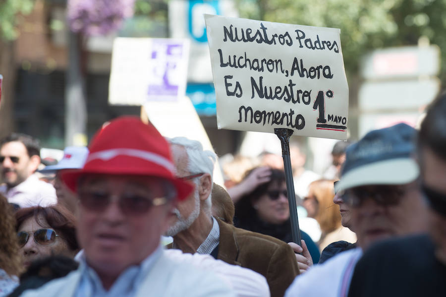 Las marchas del Primero de Mayo en Murcia y Cartagena piden al nuevo Gobierno que piense «primero en las personas» a la hora de elaborar sus políticas, al tiempo que exigen una aplicación efectiva del salario mínimo interprofesional