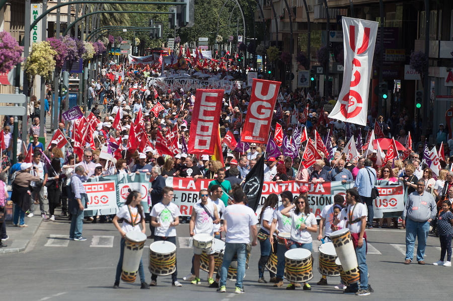 Las marchas del Primero de Mayo en Murcia y Cartagena piden al nuevo Gobierno que piense «primero en las personas» a la hora de elaborar sus políticas, al tiempo que exigen una aplicación efectiva del salario mínimo interprofesional