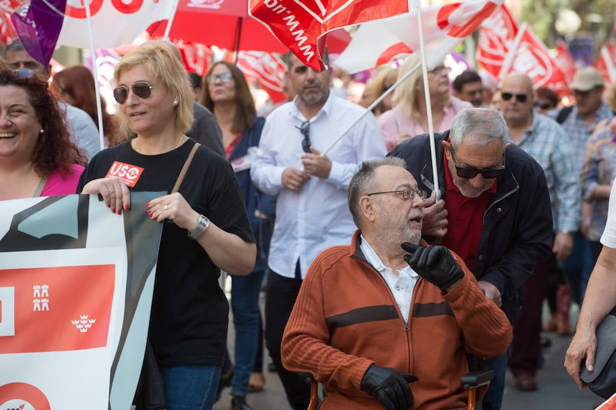 Las marchas del Primero de Mayo en Murcia y Cartagena piden al nuevo Gobierno que piense «primero en las personas» a la hora de elaborar sus políticas, al tiempo que exigen una aplicación efectiva del salario mínimo interprofesional