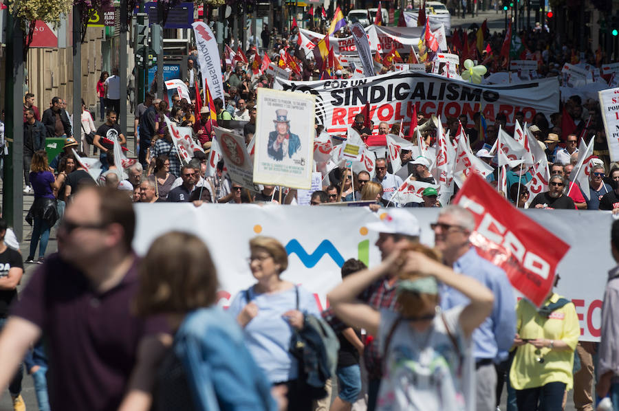 Las marchas del Primero de Mayo en Murcia y Cartagena piden al nuevo Gobierno que piense «primero en las personas» a la hora de elaborar sus políticas, al tiempo que exigen una aplicación efectiva del salario mínimo interprofesional