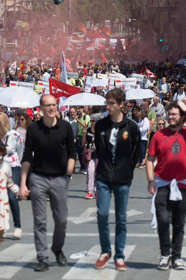 Las marchas del Primero de Mayo en Murcia y Cartagena piden al nuevo Gobierno que piense «primero en las personas» a la hora de elaborar sus políticas, al tiempo que exigen una aplicación efectiva del salario mínimo interprofesional