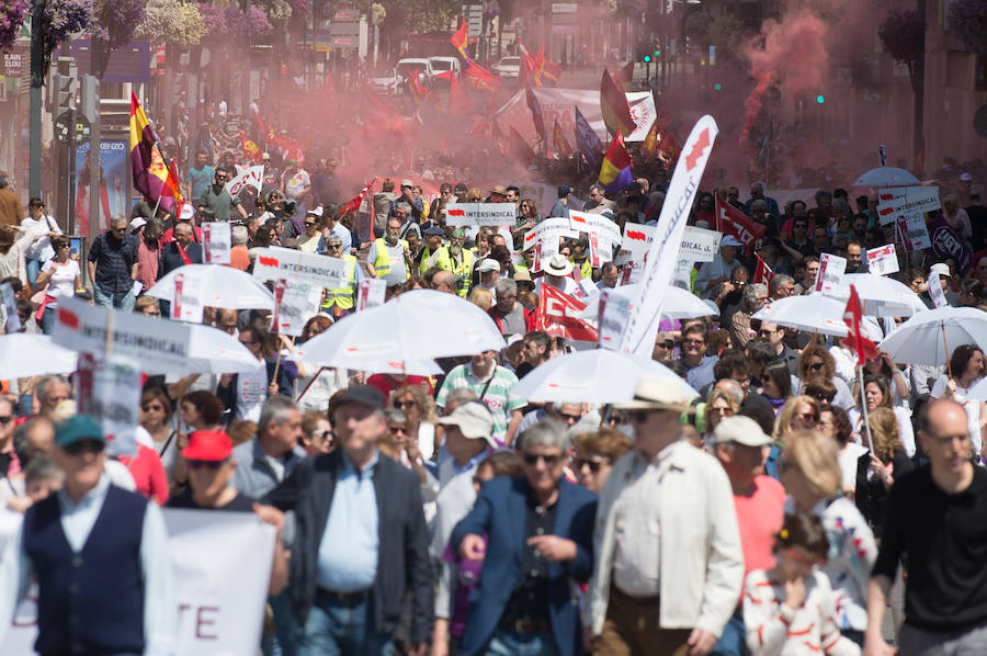 Las marchas del Primero de Mayo en Murcia y Cartagena piden al nuevo Gobierno que piense «primero en las personas» a la hora de elaborar sus políticas, al tiempo que exigen una aplicación efectiva del salario mínimo interprofesional