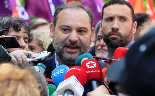 José Luis Ábalos hace declaraciones a los medios antes de participar en la manifestación del Primero de Mayo en Madrid.