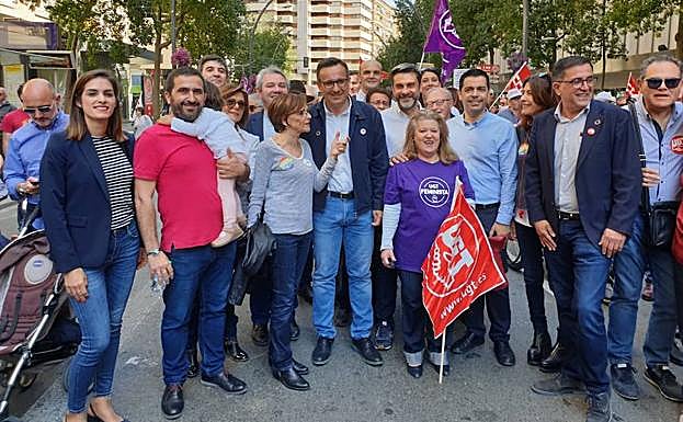 Conesa, junto al resto de la familia socialista, durante la marcha del Primero de Mayo en Murcia.