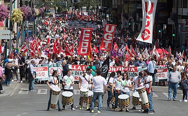 La Gran Vía llena de manifestantes en el Día del Trabajador.