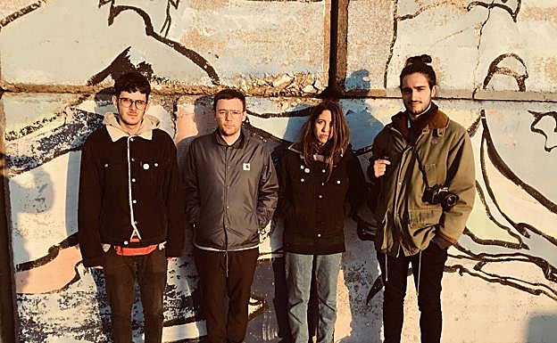 Imagen principal - Apartamentos Acapulco. Myriam Swanson, vocalista de Flamingo Tours. Y el zaragozano Bigott.