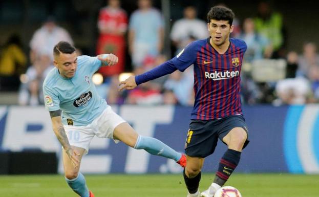 Carles Aleñá y Iago Aspas luchan por el balón. 