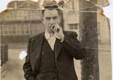 Imagen secundaria 1 - Reproducción del reportaje '¿Qué pasa en Cataluña? Después de haberse comido el sapo', fechado el 27 de febrero de 1936 en Barcelona. | Retrato de Chaves Nogales, fumador empedernido. | Portada de la revista 'Ahora'.