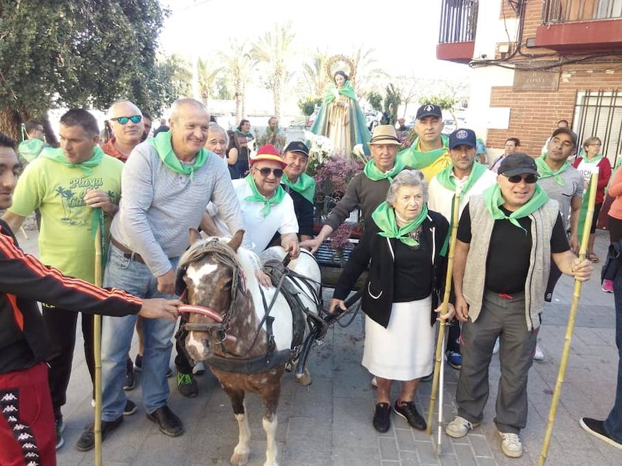 Un millar de personas participan en el traslado, al mismo tiempo que aprovechan el día también para pasear por el paraje y almorzar en el mismo.