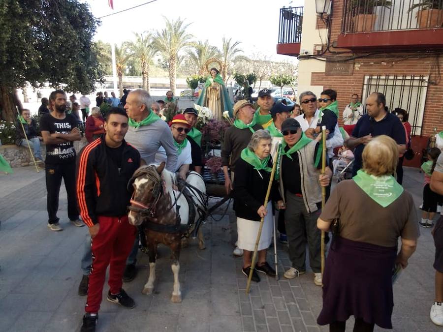 Un millar de personas participan en el traslado, al mismo tiempo que aprovechan el día también para pasear por el paraje y almorzar en el mismo.