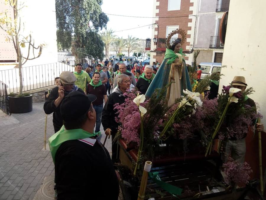 Un millar de personas participan en el traslado, al mismo tiempo que aprovechan el día también para pasear por el paraje y almorzar en el mismo.