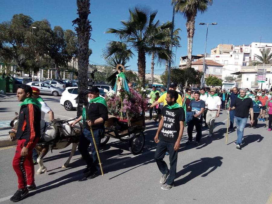 Un millar de personas participan en el traslado, al mismo tiempo que aprovechan el día también para pasear por el paraje y almorzar en el mismo.