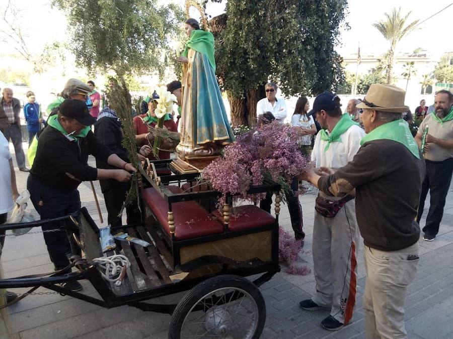 Un millar de personas participan en el traslado, al mismo tiempo que aprovechan el día también para pasear por el paraje y almorzar en el mismo.